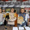 Kapolres Banjar AKBP Danny Yulianto menunjukkan barang bukti pakaian dalam milik para korban yang diperdagangkan dalam praktik prostitusi online. (Cecep Herdi/ Jabar Ekspres)