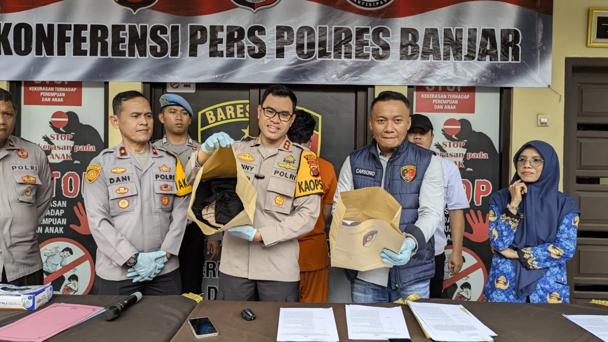 Kapolres Banjar AKBP Danny Yulianto menunjukkan barang bukti pakaian dalam milik para korban yang diperdagangkan dalam praktik prostitusi online. (Cecep Herdi/ Jabar Ekspres)