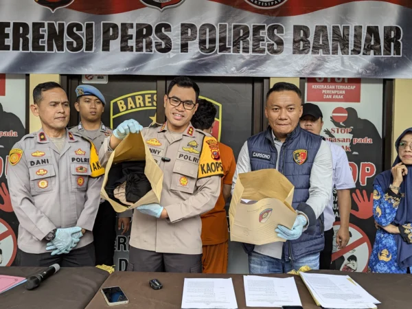 Kapolres Banjar AKBP Danny Yulianto menunjukkan barang bukti pakaian dalam milik para korban yang diperdagangkan dalam praktik prostitusi online. (Cecep Herdi/ Jabar Ekspres)