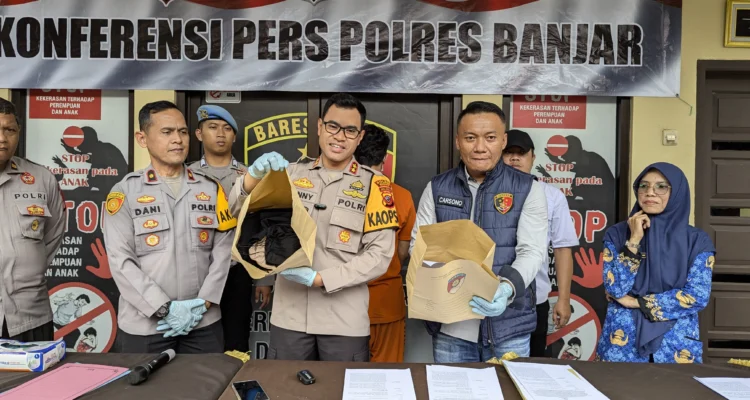 Kapolres Banjar AKBP Danny Yulianto menunjukkan barang bukti pakaian dalam milik para korban yang diperdagangkan dalam praktik prostitusi online. (Cecep Herdi/ Jabar Ekspres)