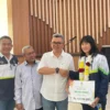 Pj Bupati Bandung Barat, Ade Zakir saat memberikan bonus kepada atlet yang berprestasi di PON XXI Aceh-Sumut di BPPMP, Desa Laksanamekar, Kecamatan Padalarang. Kamis (17/10). Dok Jabar Ekspres