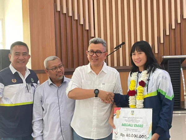 Pj Bupati Bandung Barat, Ade Zakir saat memberikan bonus kepada atlet yang berprestasi di PON XXI Aceh-Sumut di BPPMP, Desa Laksanamekar, Kecamatan Padalarang. Kamis (17/10). Dok Jabar Ekspres