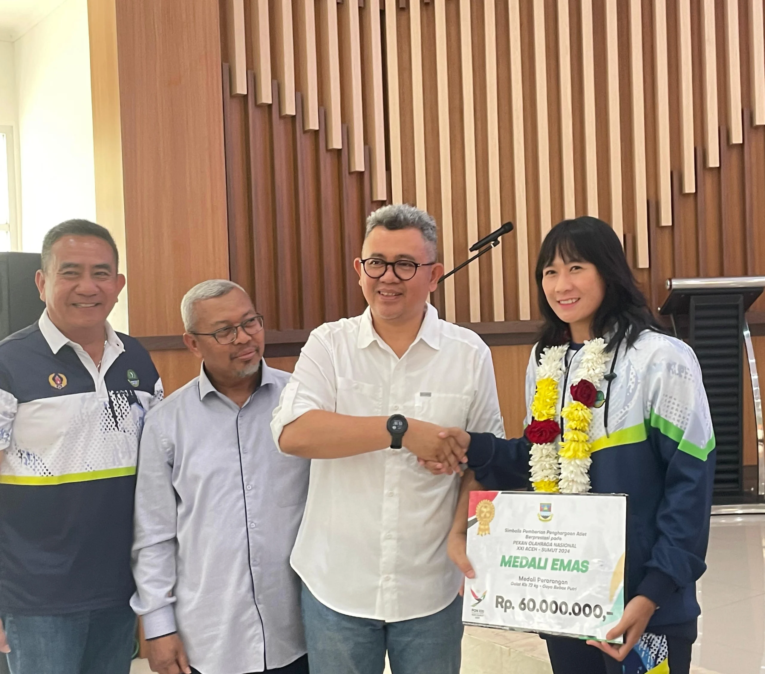 Pj Bupati Bandung Barat, Ade Zakir saat memberikan bonus kepada atlet yang berprestasi di PON XXI Aceh-Sumut di BPPMP, Desa Laksanamekar, Kecamatan Padalarang. Kamis (17/10). Dok Jabar Ekspres