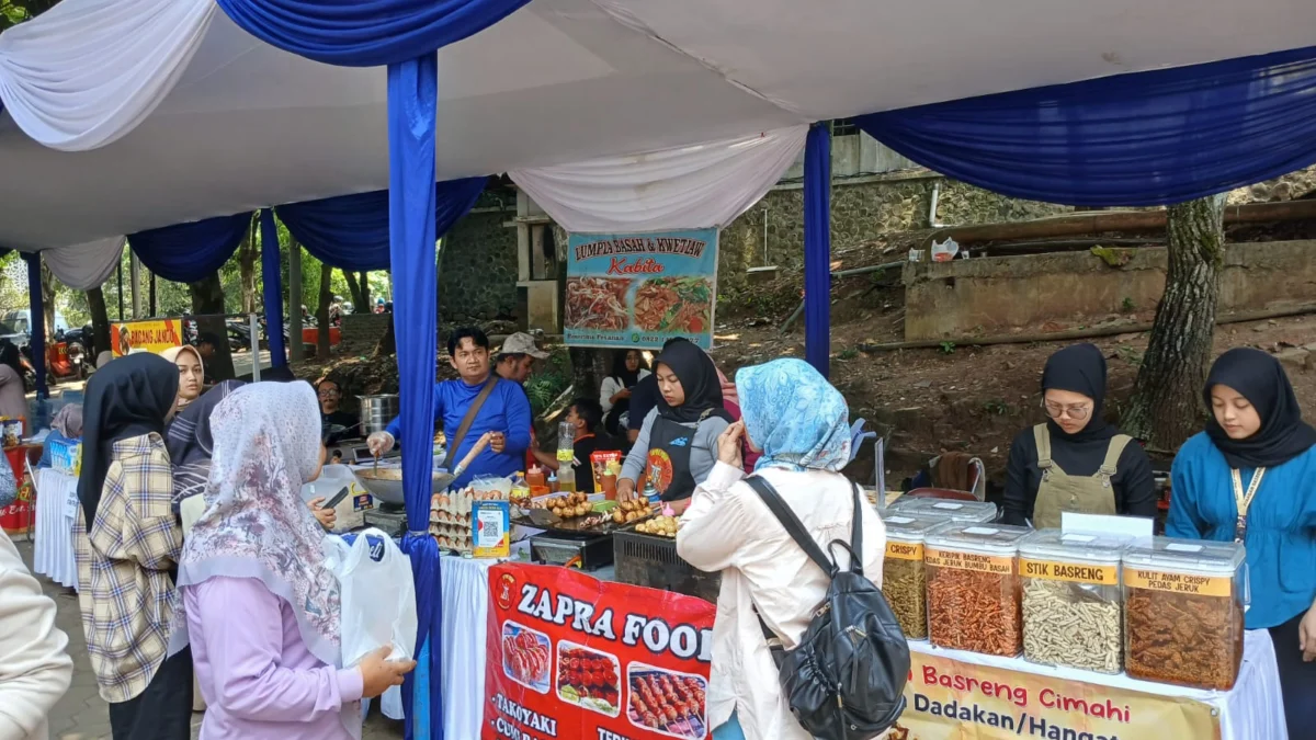 Sejumlah Stan UMKM Kota Cimahi saat Menjajakan Produknya Oktober Meriah di Lapang Pemkot Cimahi (mong)