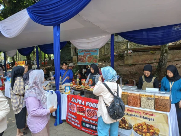 Sejumlah Stan UMKM Kota Cimahi saat Menjajakan Produknya Oktober Meriah di Lapang Pemkot Cimahi (mong)