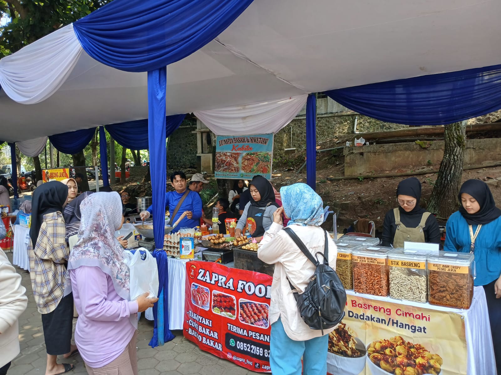 Sejumlah Stan UMKM Kota Cimahi saat Menjajakan Produknya Oktober Meriah di Lapang Pemkot Cimahi (mong)