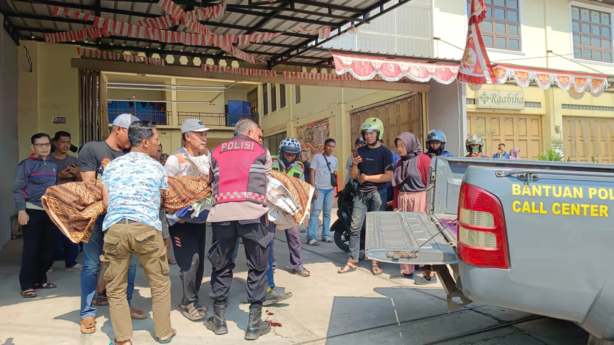 Seorang pengendara motor tewas terlindas truk fuso saat berusaha menyalip di Pameungpeuk, Kabupaten Bandung, Jumat (18/10). Foto Istimewa