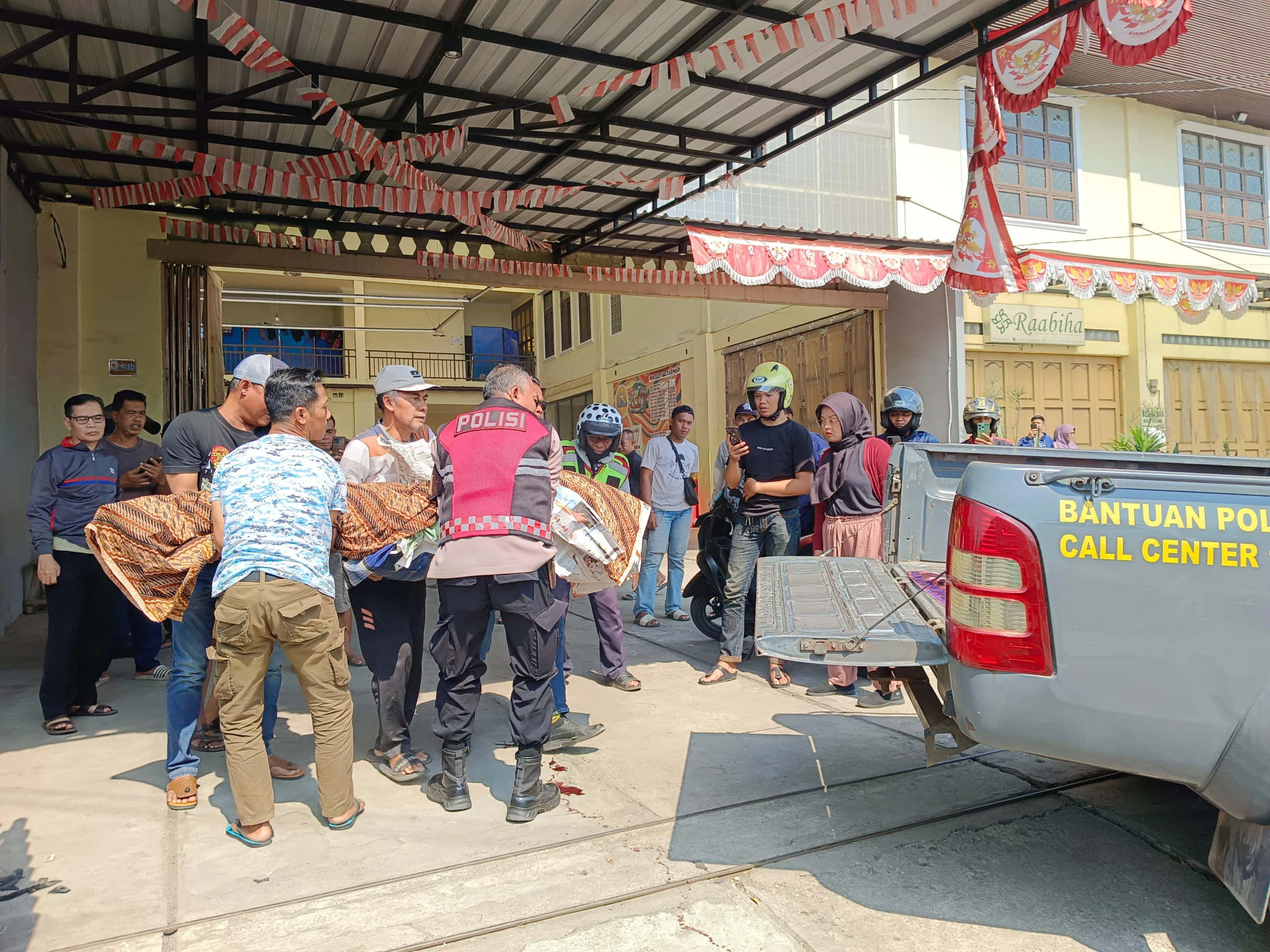 Seorang pengendara motor tewas terlindas truk fuso saat berusaha menyalip di Pameungpeuk, Kabupaten Bandung, Jumat (18/10). Foto Istimewa