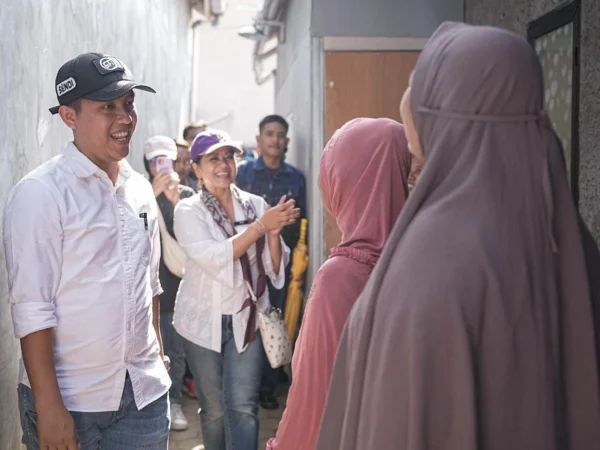 Pasangan Calon Wali Kota dan Wakil Wali Kota Bogor, Sendi Fardiansyah dan Melli Darsa saat menyapa warga. (Yudha Prananda / Jabar Ekspres)