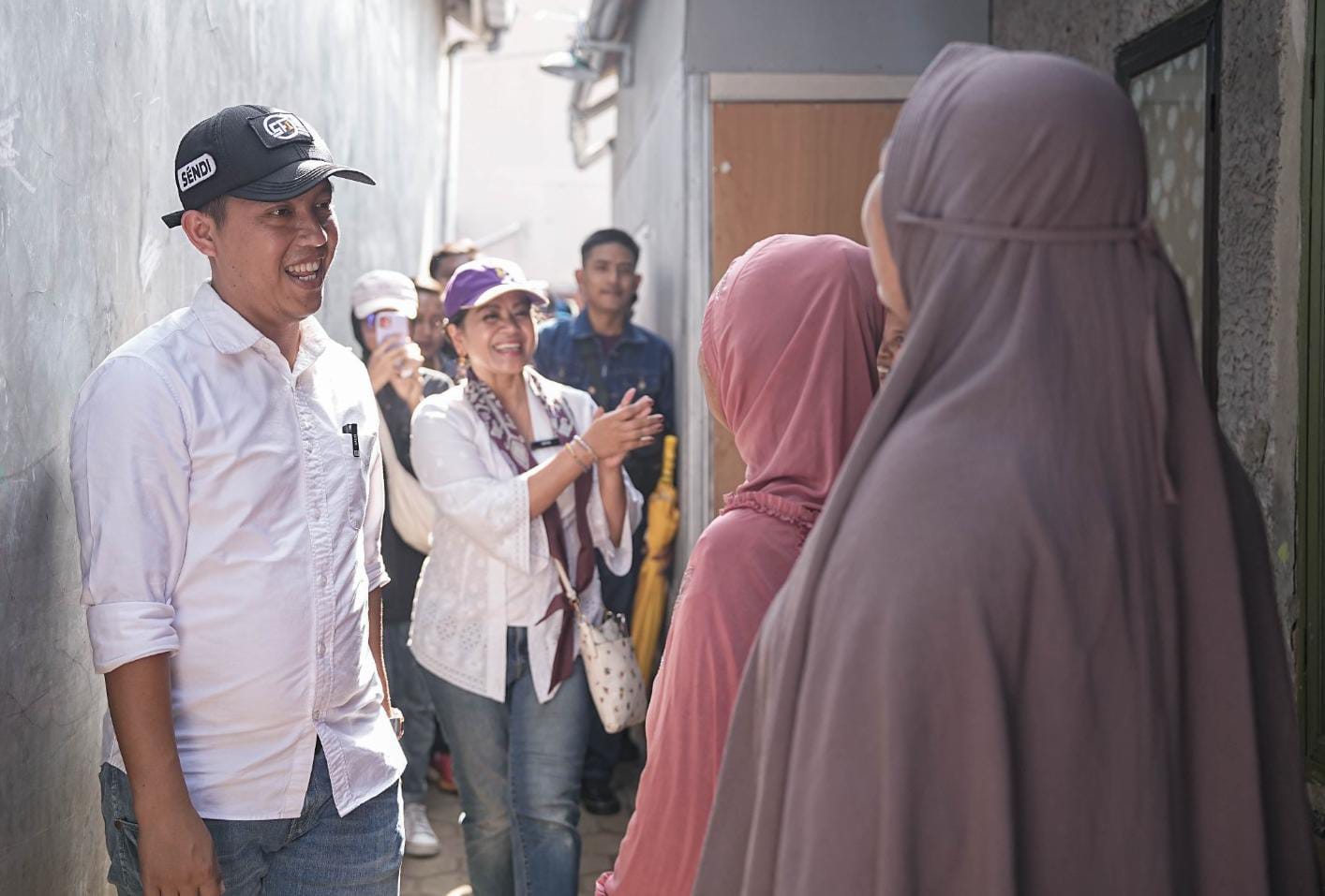 Pasangan Calon Wali Kota dan Wakil Wali Kota Bogor, Sendi Fardiansyah dan Melli Darsa saat menyapa warga. (Yudha Prananda / Jabar Ekspres)