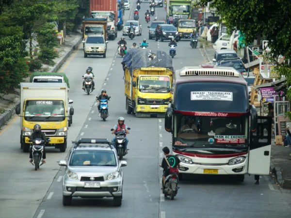 Ilustrasi transportasi umum: Arus lalu lintas di area Jalan Raya Bandung-Garut, Kabupaten Bandung, Provinsi Jawa Barat. (Jabar Ekspres)