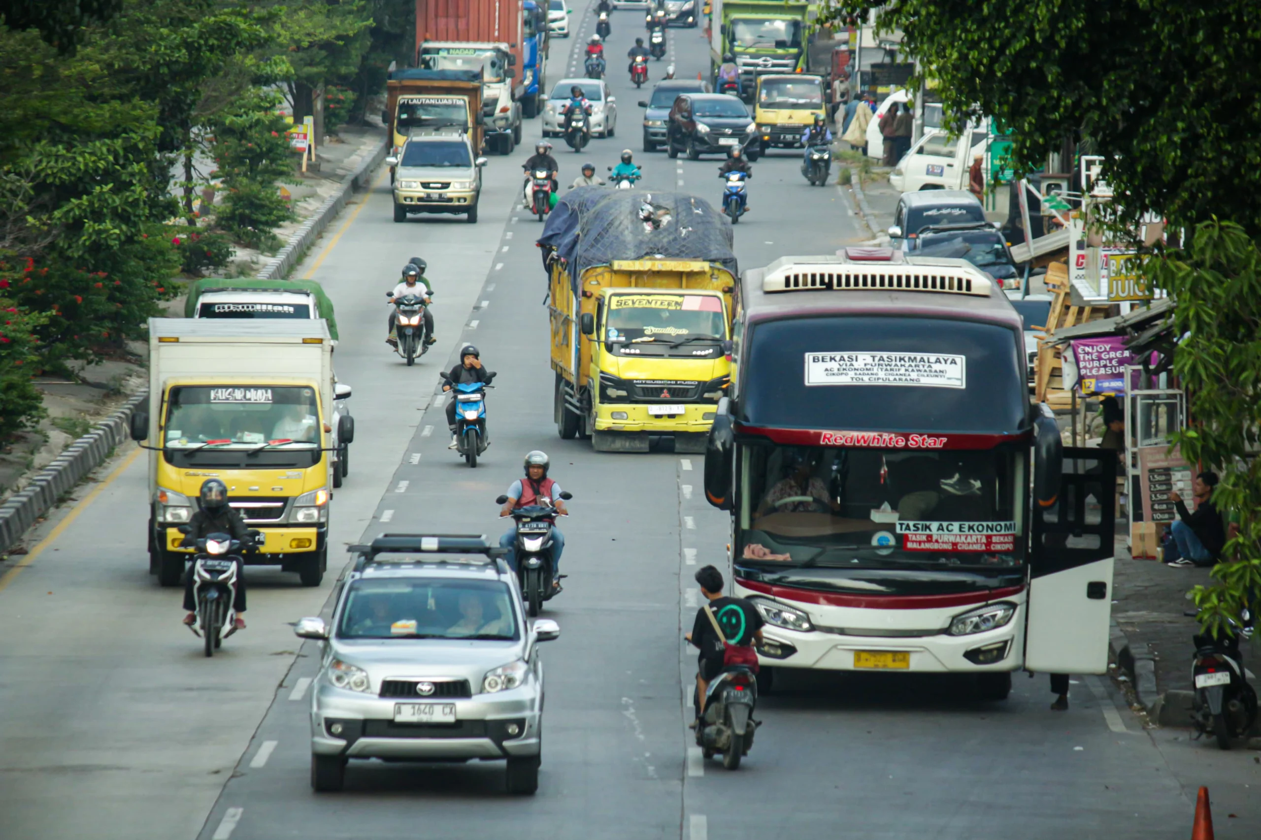 Ilustrasi transportasi umum: Arus lalu lintas di area Jalan Raya Bandung-Garut, Kabupaten Bandung, Provinsi Jawa Barat. (Jabar Ekspres)