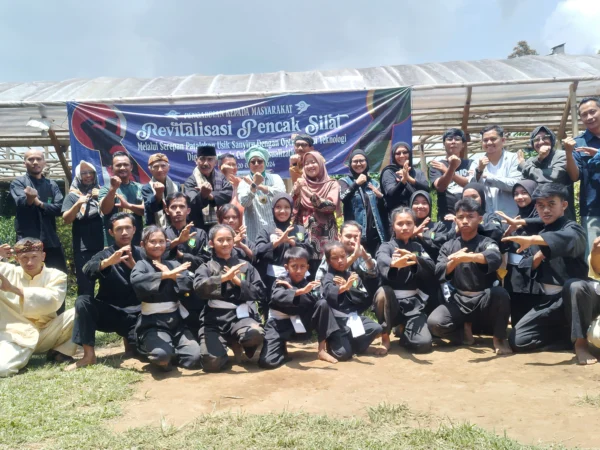 Jajaran dosen Universitas Informatika dan Bisnis Indonesia (UNIBI), Program Studi (Prodi) Ilmu Komunikasi (Ilkom) bersama anggota perguruan Pencak Silat Panglipur Pamager Sari saat foto bersama usai lakukan pengabdian kepada masyarakat (PKM) di wilayah Desa Jayagiri, Kecamatan Lembang, Kabupaten Bandung Barat.