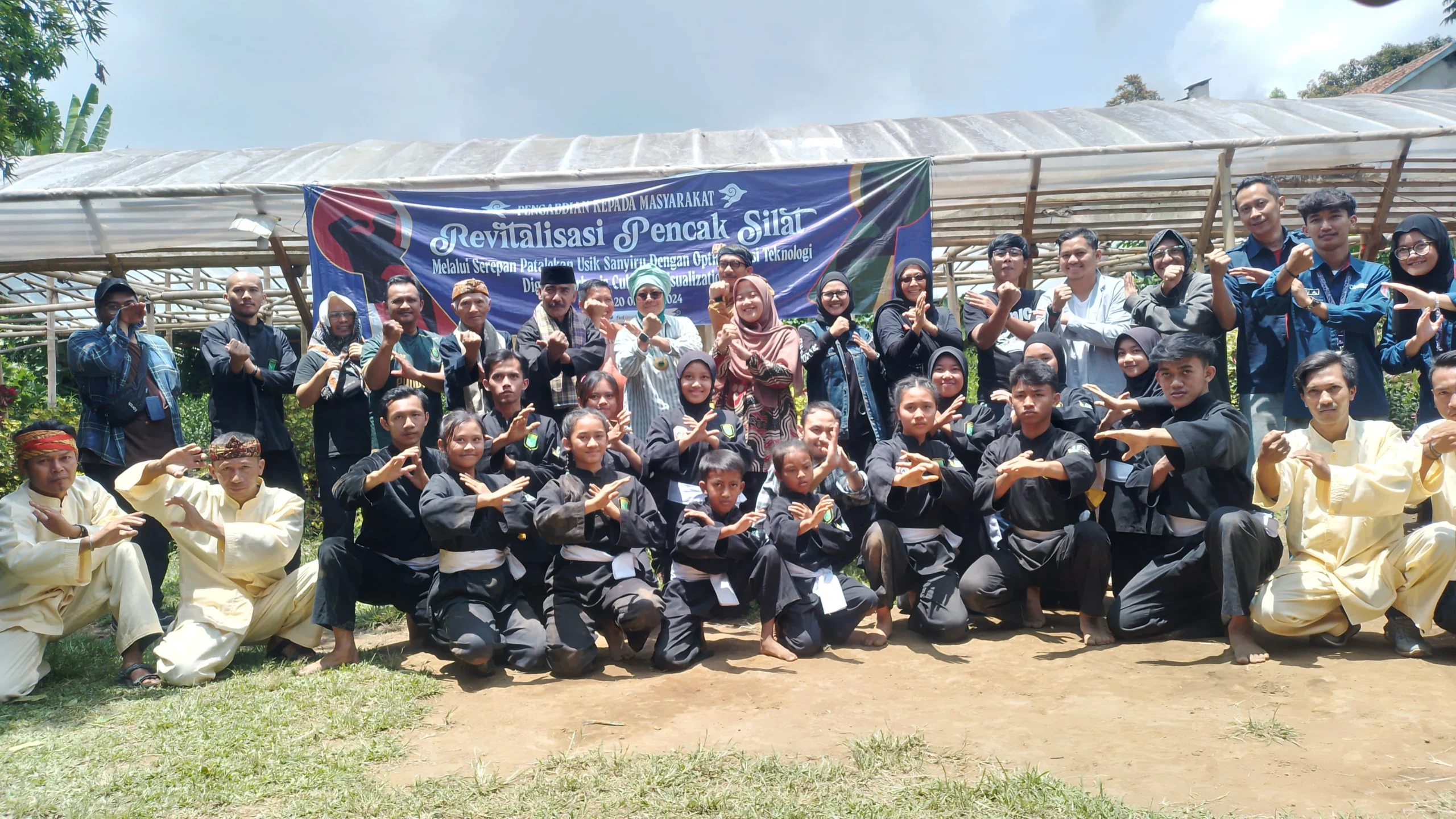 Jajaran dosen Universitas Informatika dan Bisnis Indonesia (UNIBI), Program Studi (Prodi) Ilmu Komunikasi (Ilkom) bersama anggota perguruan Pencak Silat Panglipur Pamager Sari saat foto bersama usai lakukan pengabdian kepada masyarakat (PKM) di wilayah Desa Jayagiri, Kecamatan Lembang, Kabupaten Bandung Barat.