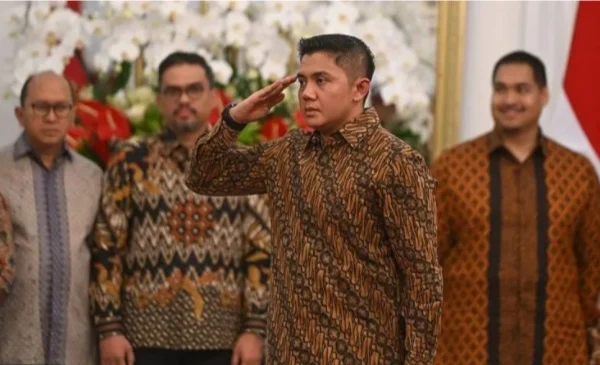 Mayor Teddy Indra Wijaya (kedua kanan) memberikan hormat kepada Presiden Prabowo saat pengumuman jajaran menteri Kabinet Merah Putih di Istana Merdeka, Jakarta, Minggu (20/10). (foto/ANTARA)