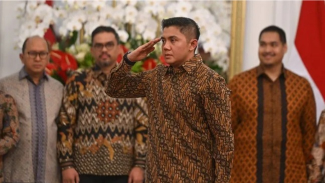 Mayor Teddy Indra Wijaya (kedua kanan) memberikan hormat kepada Presiden Prabowo saat pengumuman jajaran menteri Kabinet Merah Putih di Istana Merdeka, Jakarta, Minggu (20/10). (foto/ANTARA)