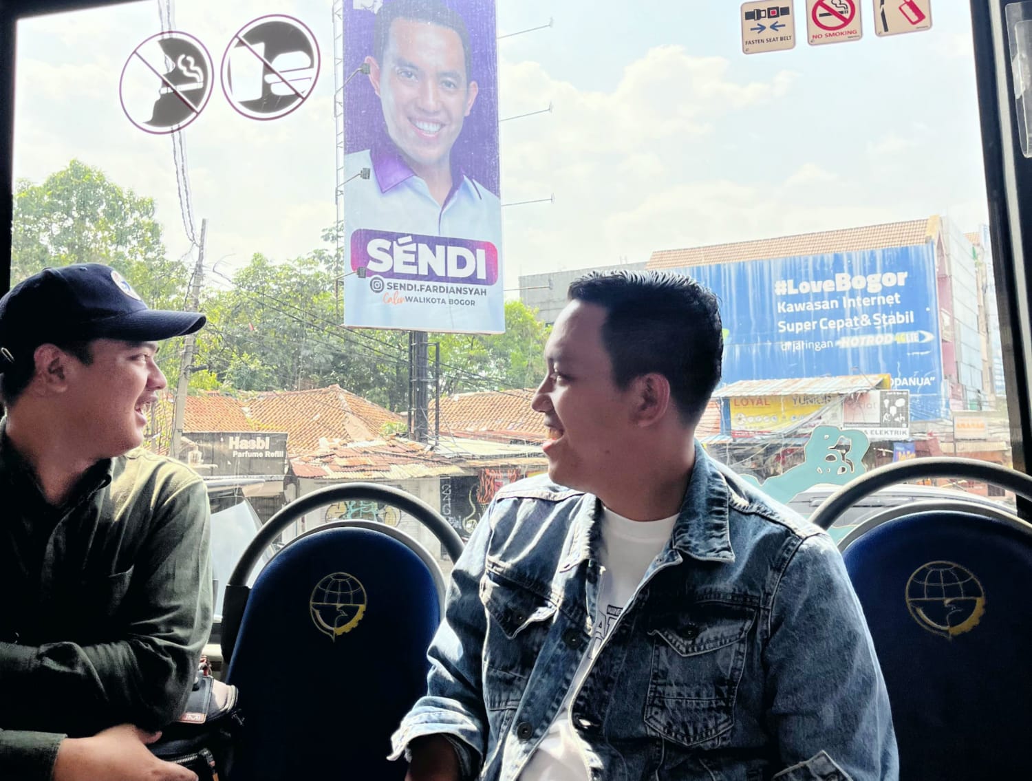 Calon Wali Kota Bogor, Nomor Urut 1, Sendi Fardiansyah saat menggunakan transportasi publik Biskita Transpakuan. (Yudha Prananda / Jabar Ekspres)