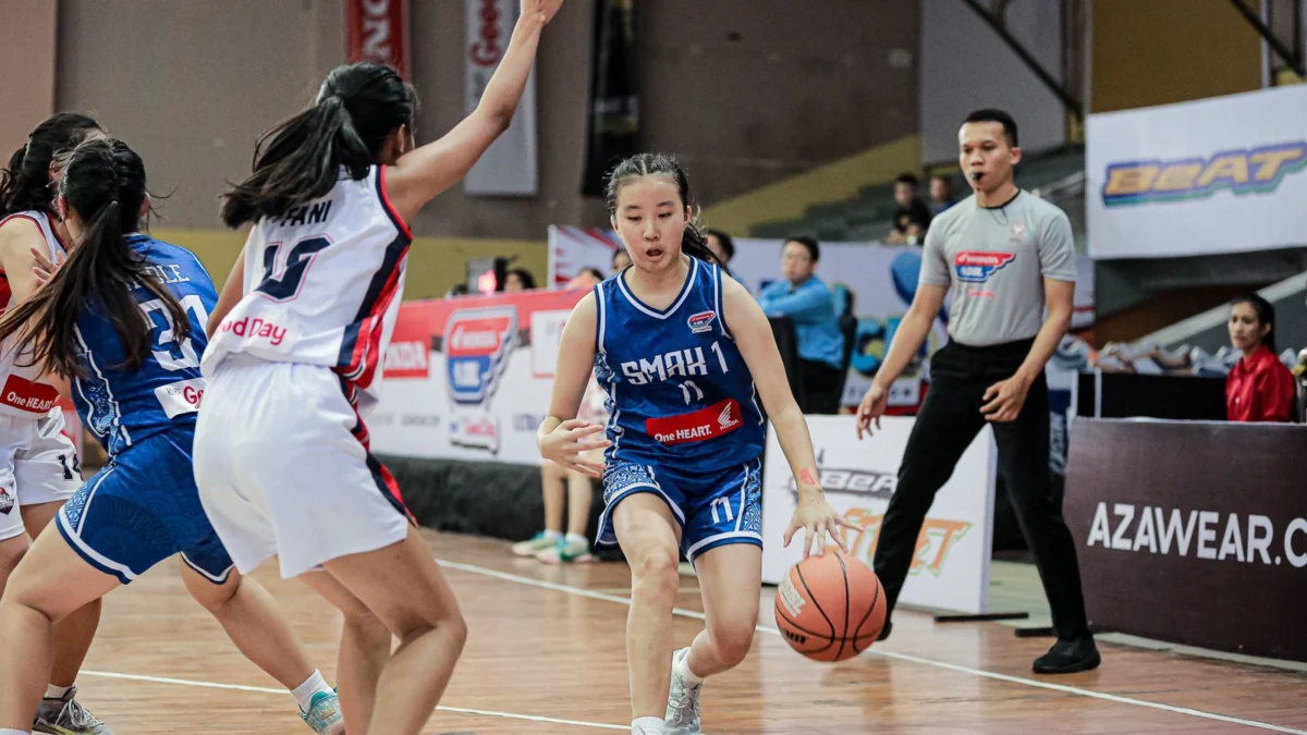 Referensi foto lain. SMA 1 BPK Penabur Bandung bakal menantang jawara tahun lalu, SMA BPK Penabur Cirebon di Final Party Honda DBL with Kopi Good Day 2024 West Java - East. (DBL)