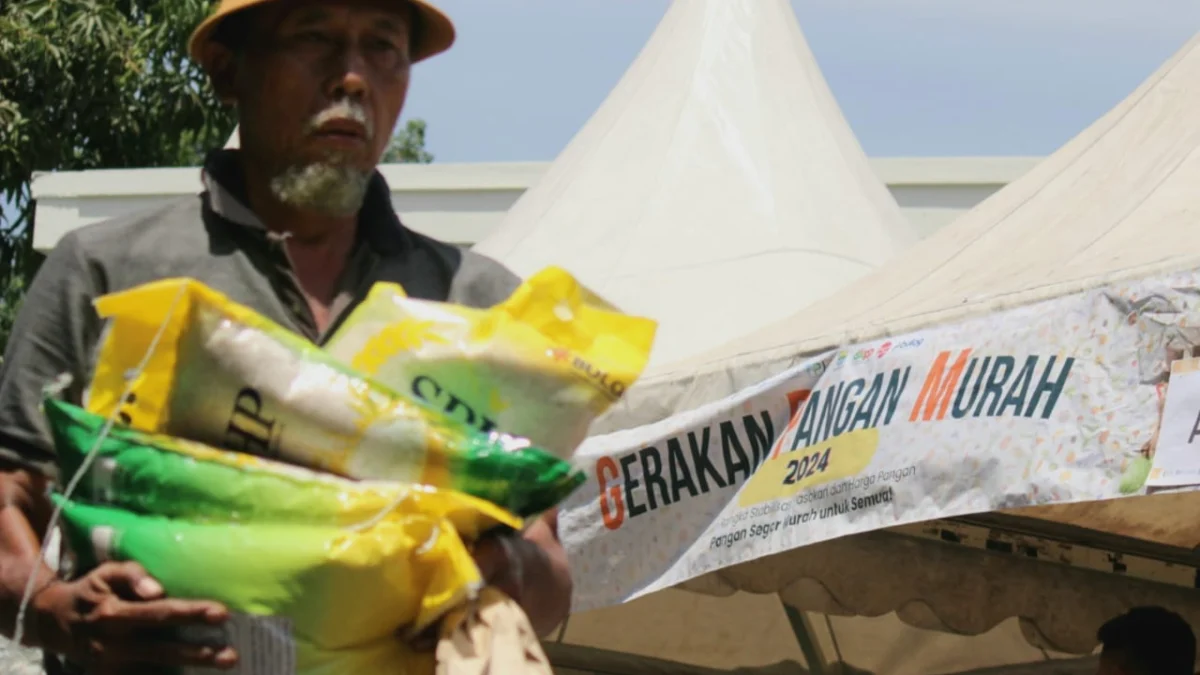 POKOK : Beras SPHP jadi salah satu komoditas yang paling banyak dicari saat GPM yang digelar Pemkot Bandung Rabu (16/10) lalu. (son)