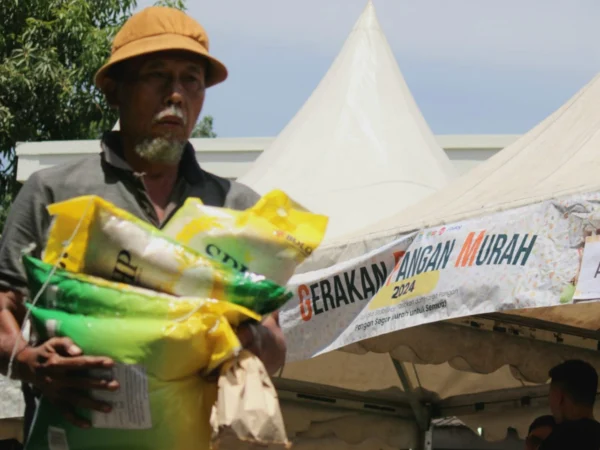 POKOK : Beras SPHP jadi salah satu komoditas yang paling banyak dicari saat GPM yang digelar Pemkot Bandung Rabu (16/10) lalu. (son)