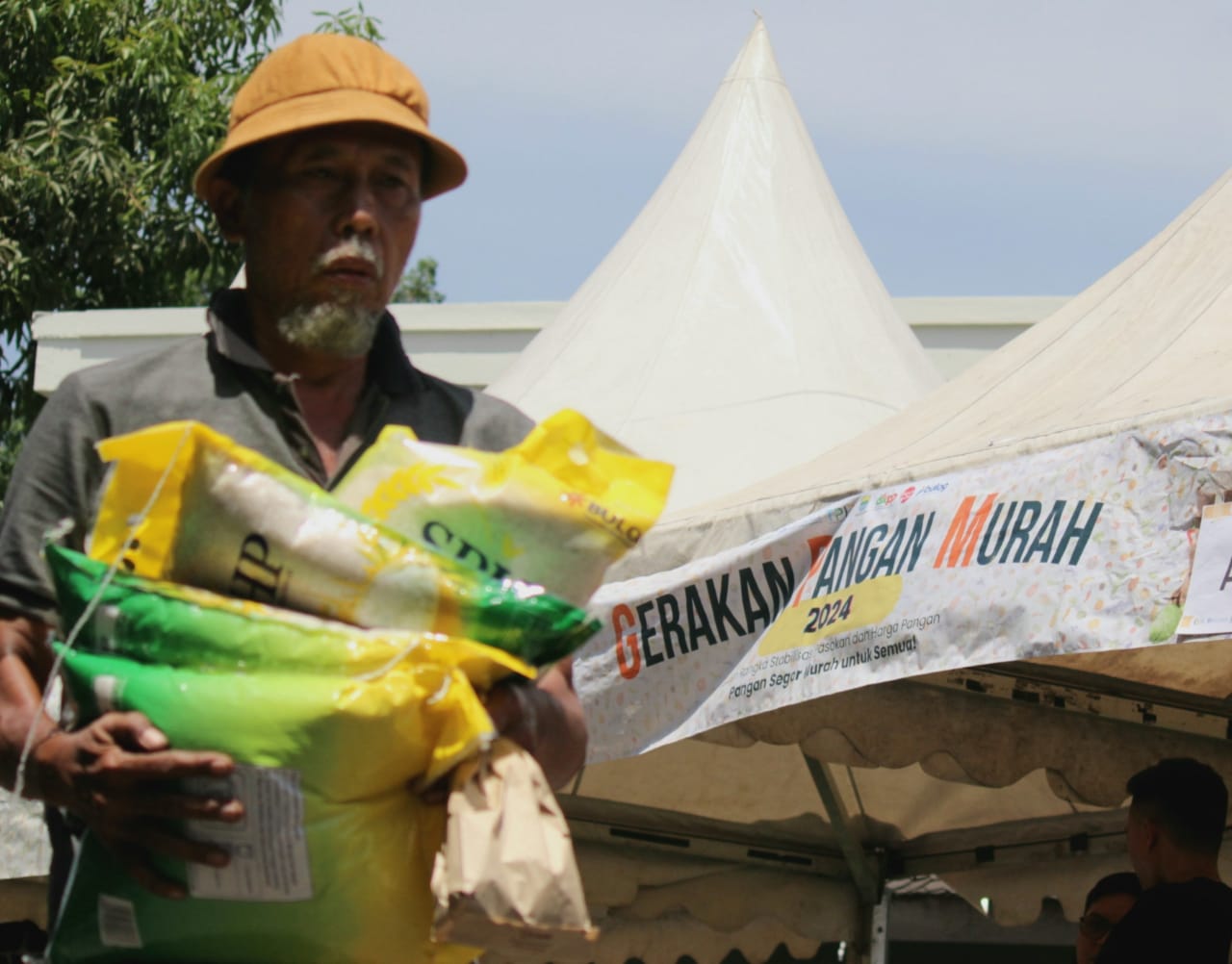 POKOK : Beras SPHP jadi salah satu komoditas yang paling banyak dicari saat GPM yang digelar Pemkot Bandung Rabu (16/10) lalu. (son)