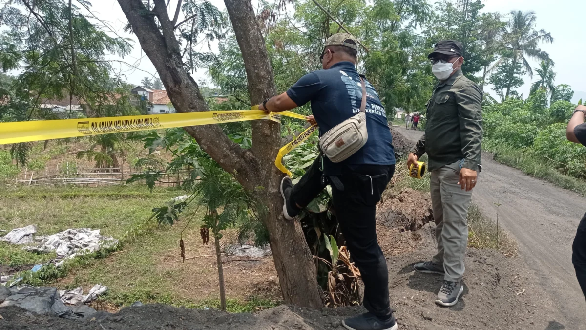 Tim gabungan terdiri dari PPLH DLH Bandung Barat dan petugas kepolisian memberikan garis PPLH di lokasi pembuangan limbah B3 di Cihampelas. Dok Jabar Ekspres