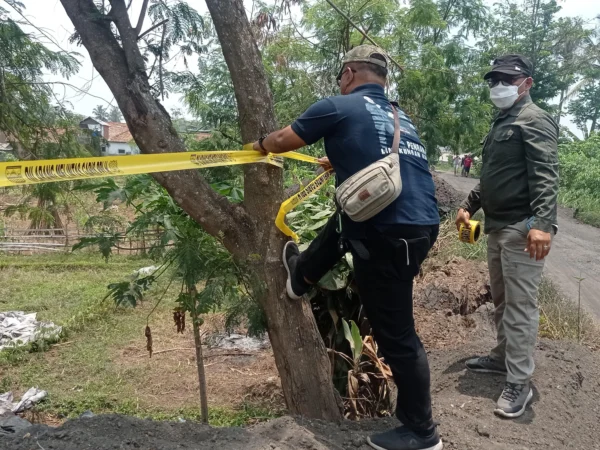 Tim gabungan terdiri dari PPLH DLH Bandung Barat dan petugas kepolisian memberikan garis PPLH di lokasi pembuangan limbah B3 di Cihampelas. Dok Jabar Ekspres