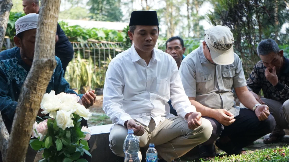 Calon Bupati Bandung Barat, Edi Rusyandi saat nyekar ke makam salah satu pendiri KBB Endang Anwar. Dok Jabar Ekspres