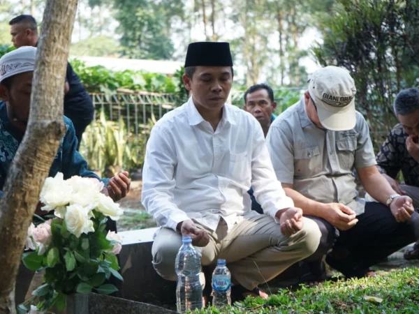 Calon Bupati Bandung Barat, Edi Rusyandi saat nyekar ke makam salah satu pendiri KBB Endang Anwar. Dok Jabar Ekspres