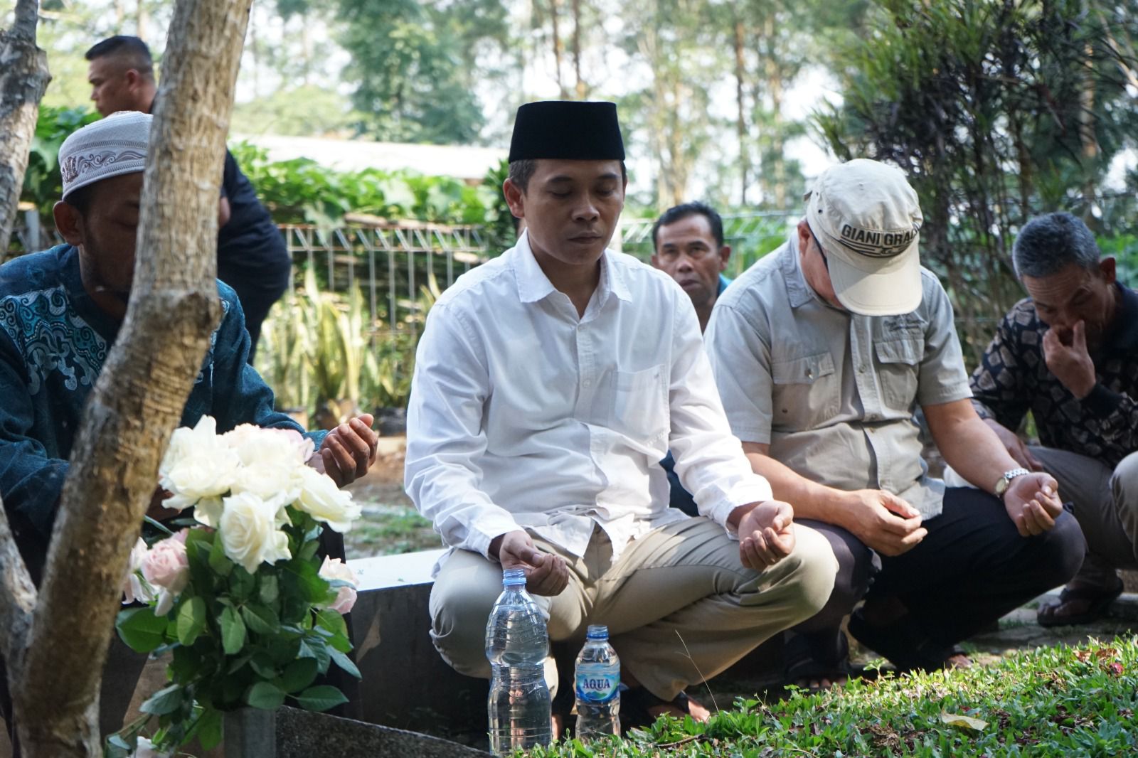 Calon Bupati Bandung Barat, Edi Rusyandi saat nyekar ke makam salah satu pendiri KBB Endang Anwar. Dok Jabar Ekspres