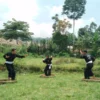 Tiga anggota perguruan pencak silat Panglipur Pamager Sari sedang mempraktikkan gerakan sistem pertahanan usik sanyiru padanan di wilayah Desa Jayagiri, Kecamatan Lembang, Kabupaten Bandung Barat. (Yanuar/Jabar Ekspres)