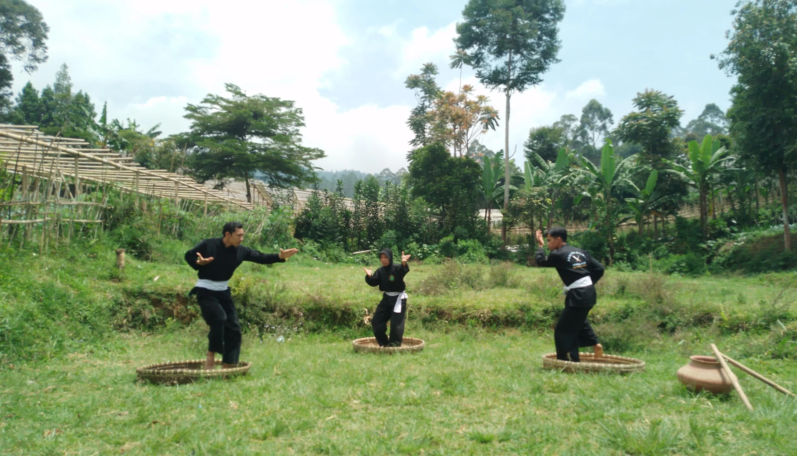 Tiga anggota perguruan pencak silat Panglipur Pamager Sari sedang mempraktikkan gerakan sistem pertahanan usik sanyiru padanan di wilayah Desa Jayagiri, Kecamatan Lembang, Kabupaten Bandung Barat. (Yanuar/Jabar Ekspres)