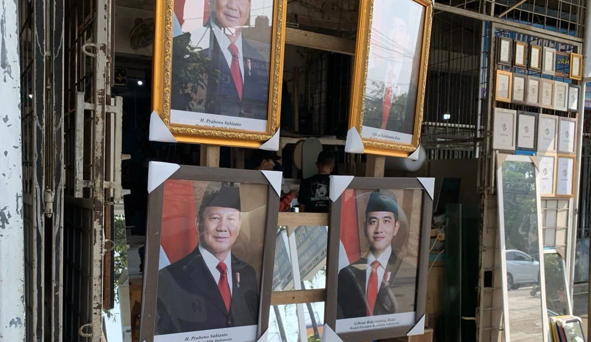 Penjual pigura foto Presiden dan Wakil Presiden Prabowo Subianto dan Gibran Rakabuming Raka di Soreang, Selasa (22/10). (Agi / Jabar Ekspres)