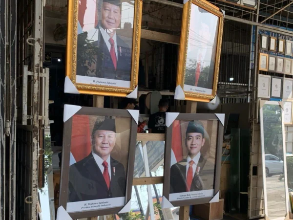 Penjual pigura foto Presiden dan Wakil Presiden Prabowo Subianto dan Gibran Rakabuming Raka di Soreang, Selasa (22/10). (Agi / Jabar Ekspres)