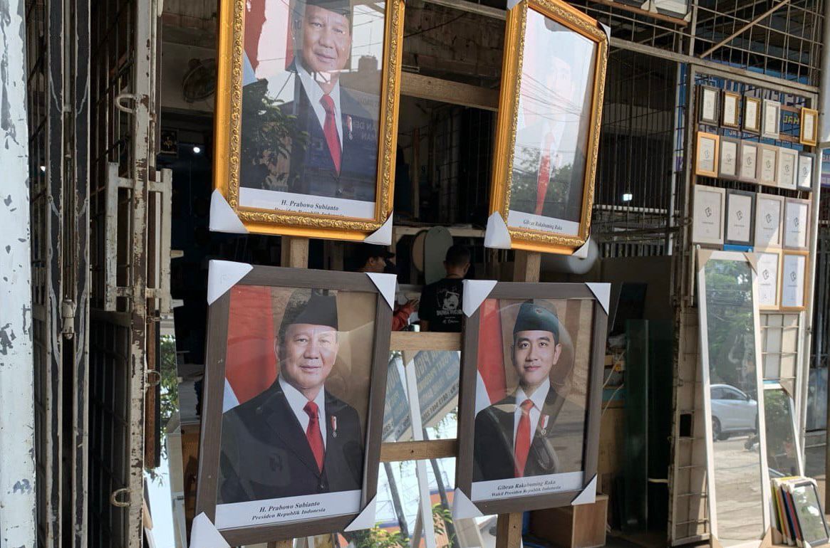 Penjual pigura foto Presiden dan Wakil Presiden Prabowo Subianto dan Gibran Rakabuming Raka di Soreang, Selasa (22/10). (Agi / Jabar Ekspres)