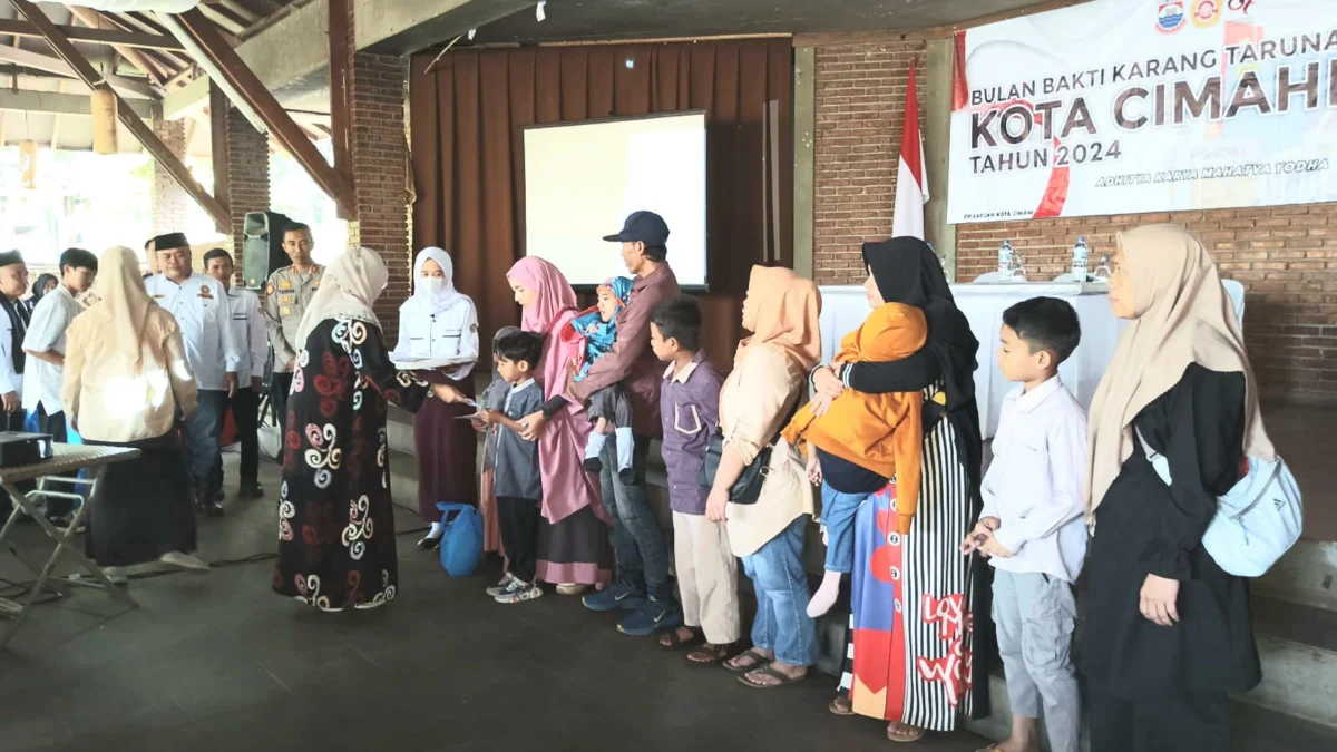 Kepala DP3AP2KB Kota Cimahi, Fitriani Manan saat Simbolis Santunan Kepada Sejumlah Disabilitas di Kota Cimahi (mong)