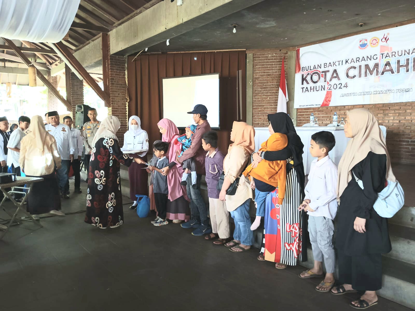 Kepala DP3AP2KB Kota Cimahi, Fitriani Manan saat Simbolis Santunan Kepada Sejumlah Disabilitas di Kota Cimahi (mong)