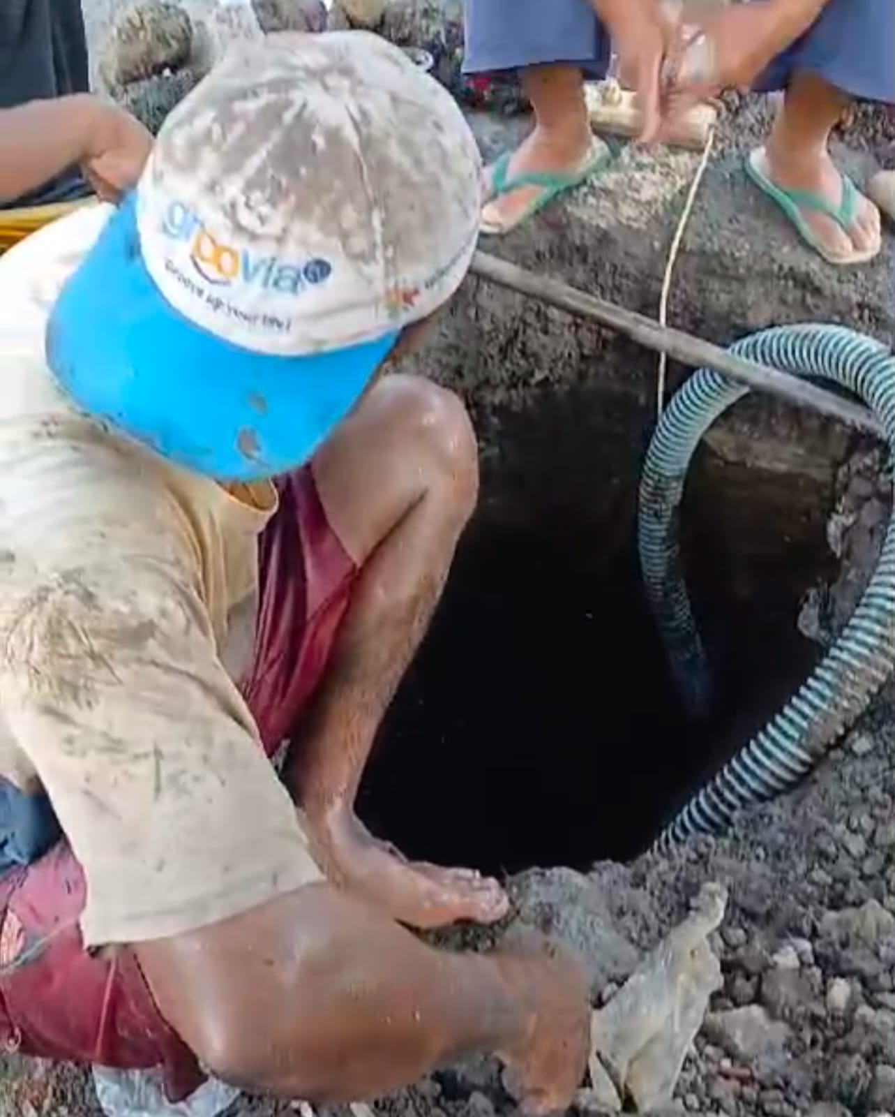 Petugas tengah memperbaiki pipa Pipa JDU di Jembatan Viaduc, Kota Banjar, Selasa 22 Oktober 2024. (Cecep Herdi/Jabar Ekspres)