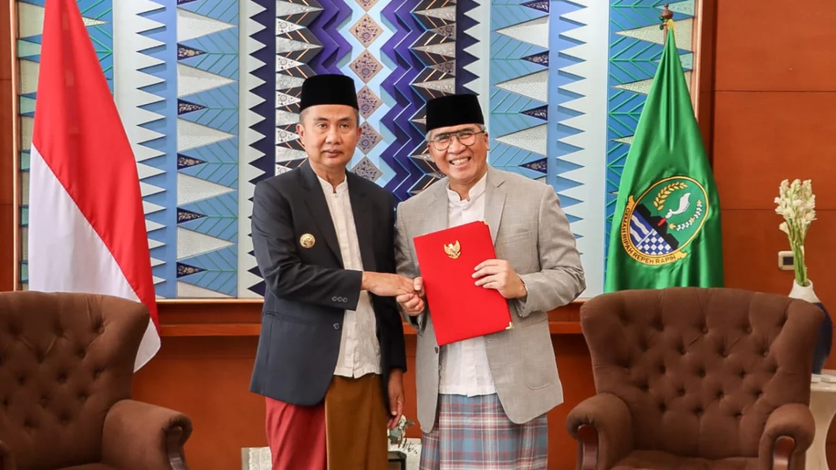 Dicky Saromi saat Menerima SK Perpanjangan Pj Wali Kota Cimahi oleh Pj Gubernur Jawa Barat, Bey Machmudin (ist)