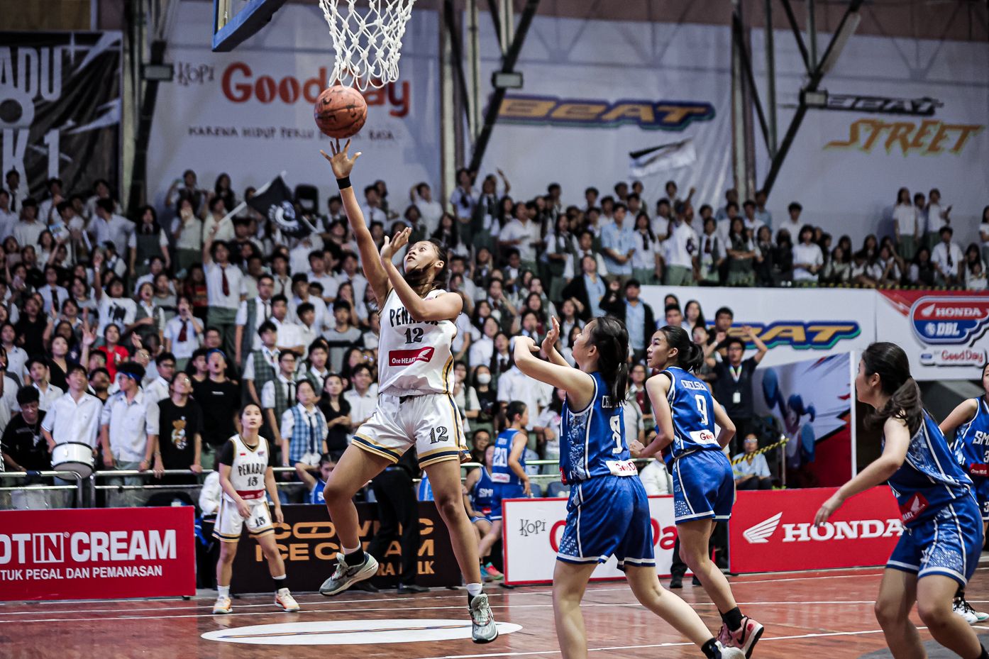 Final Party DBL Bandung : Penabur Cirebon sukses raih Triple Championsip setelah berhasil tuntaskan perlawan SMA 1 BPK Penabur Bandung dengan skor 102-46 (DBL)