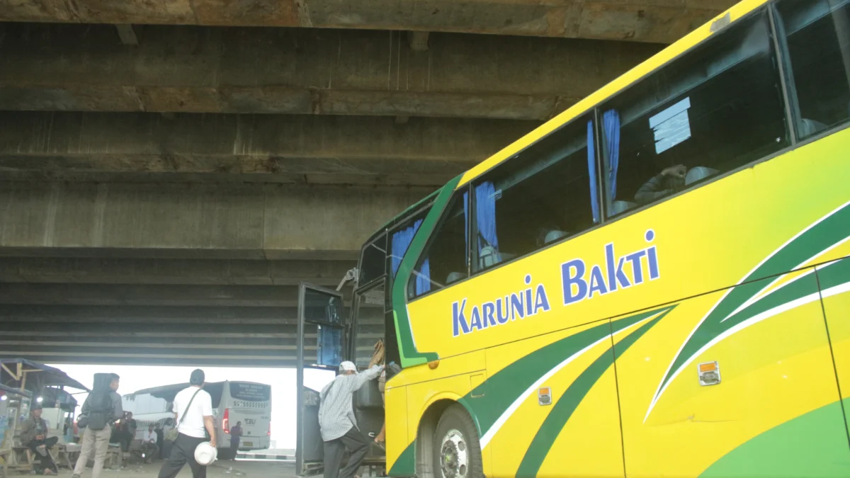 Ilustrasi: Armada bus tengah menaik-turunkan penumpang di area simpang Tol Cileunyi, Kabupaten Bandung. (Jabar Ekspres)