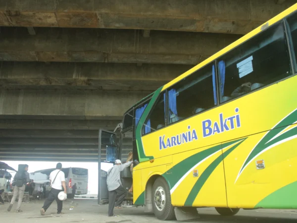 Ilustrasi: Armada bus tengah menaik-turunkan penumpang di area simpang Tol Cileunyi, Kabupaten Bandung. (Jabar Ekspres)