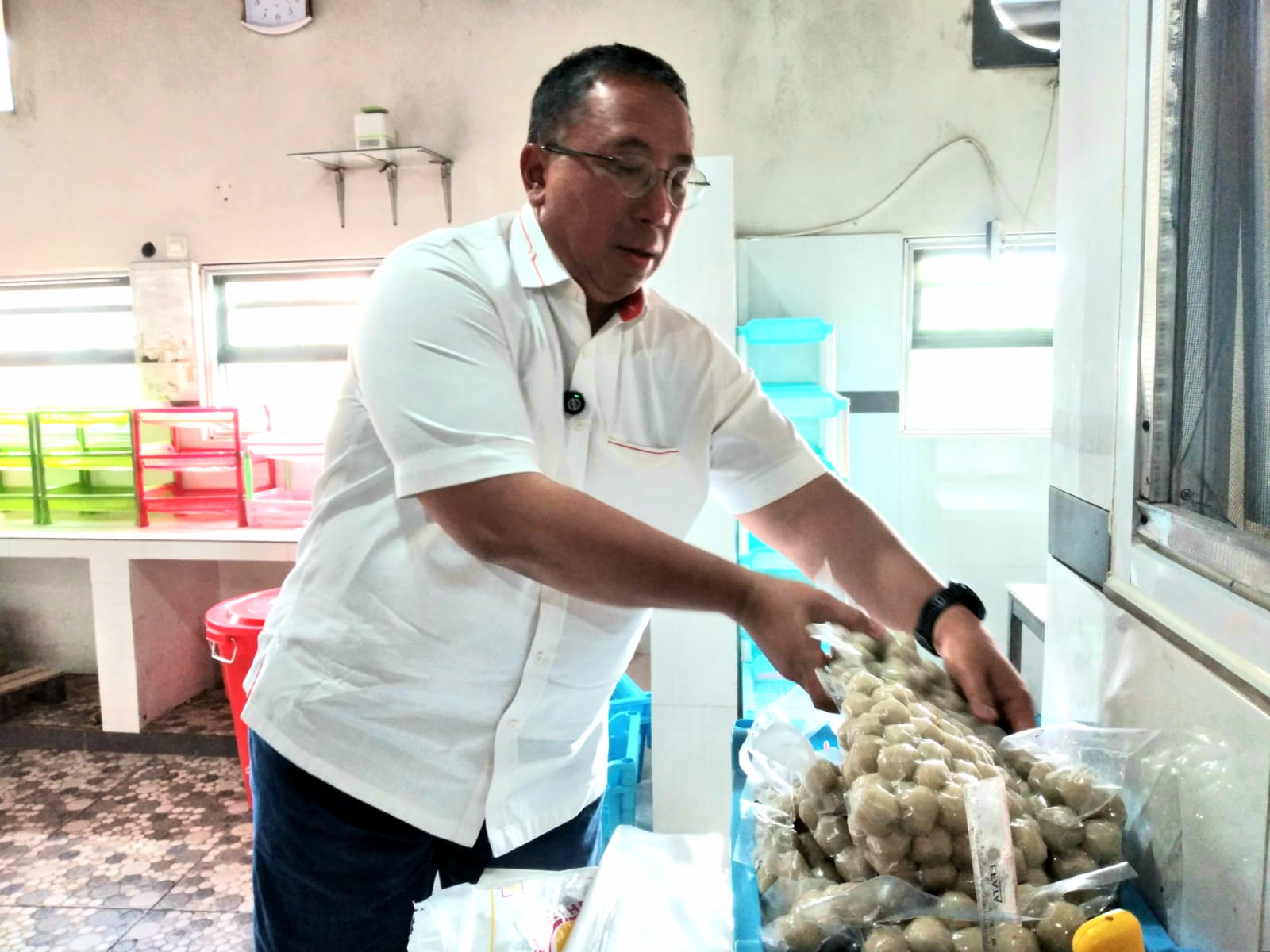 Cawalkot Haru Suandharu saat melihat produksi Cilok Denok, Rabu (23/10).