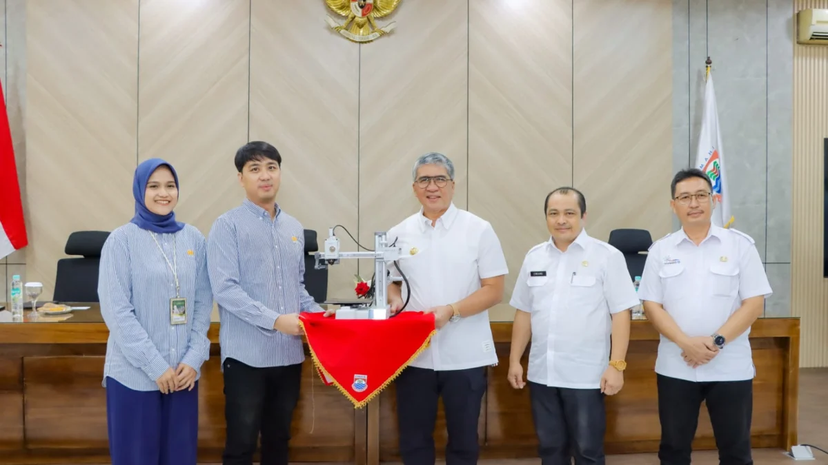 Pj Wali Kota Cimahi, Dicky Saromi saat Menerima Hibah Printer 3D dari Universitas Jenderal Achmad Yani (Unjani) Cimahi (mong)