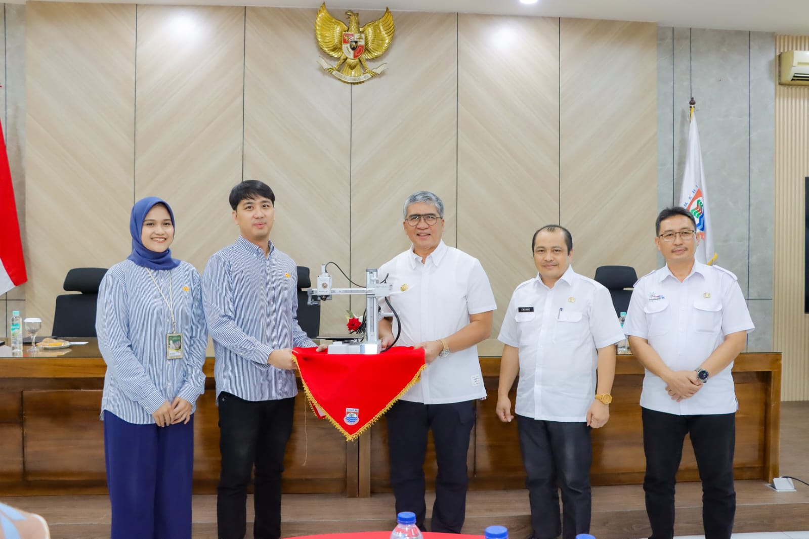 Pj Wali Kota Cimahi, Dicky Saromi saat Menerima Hibah Printer 3D dari Universitas Jenderal Achmad Yani (Unjani) Cimahi (mong)