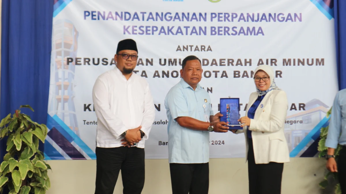 Direktur Perumda Tirta Anom Kota Banjar E Fitrah Nurkamilah (kanan) bersama Kepala Kejaksaan Negeri Kota Banjar Sri Haryanto, dan Sekretaris Daerah Kota Banjar Soni Harison, berfoto bersama usai pepanjangam kerjasama, belum lama ini. (Istimewa)