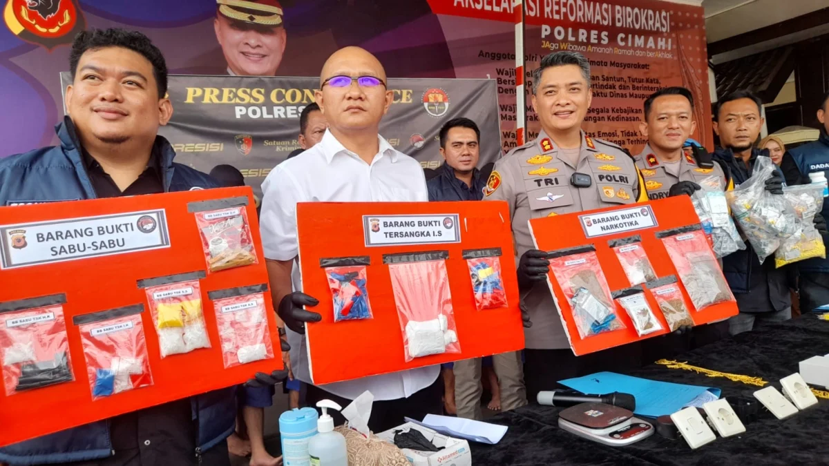 Polres Cimahi saat Menunjukan Barang Bukti Narkoba Berbagai Jenis (mong)