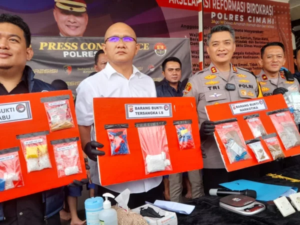 Polres Cimahi saat Menunjukan Barang Bukti Narkoba Berbagai Jenis (mong)