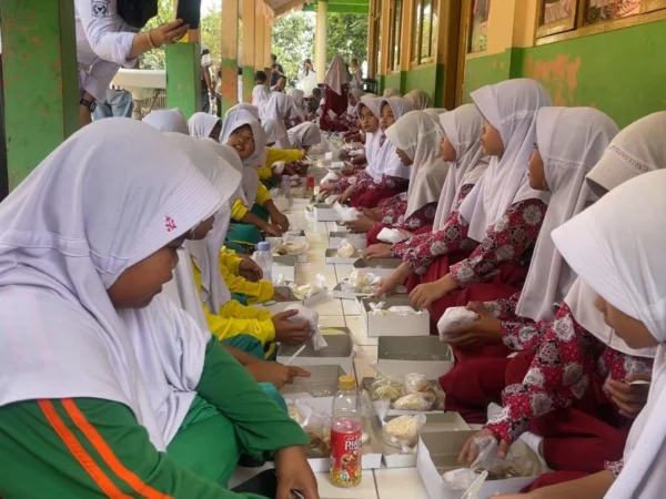 Uji coba pemberian makanan bergizi gratis bagi siswa sekolah dasar di Kabupaten Bandung kembali dilaksanakan, dengan SDN Citalaksana di Kampung Leuweung Datar, Kecamatan Cangkuang, Kabupaten Bandung, Rabu (23/10). Foto Agi