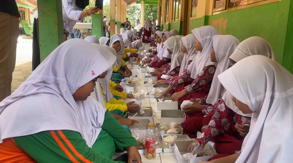 Uji coba pemberian makanan bergizi gratis bagi siswa sekolah dasar di Kabupaten Bandung kembali dilaksanakan, dengan SDN Citalaksana di Kampung Leuweung Datar, Kecamatan Cangkuang, Kabupaten Bandung, Rabu (23/10). Foto Agi